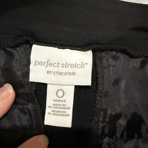 Chico’s Black Floral Rose Slimming Pants Size 0 US 4 Women’s Perfect Stretch - Picture 4 of 4
